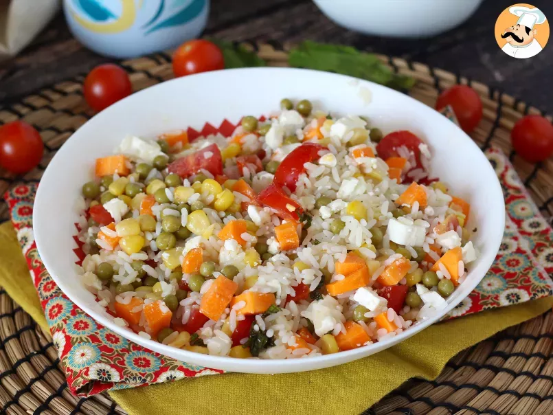 Ensalada de arroz vegetariana: maíz, queso feta, zanahorias, guisantes, tomate y menta - foto 5