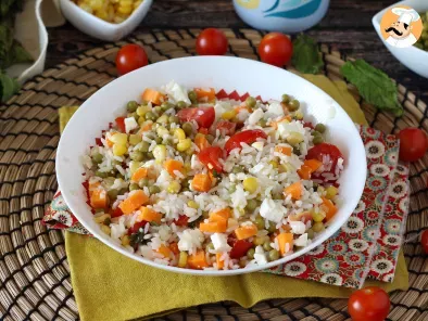Ensalada de arroz vegetariana: maíz, queso feta, zanahorias, guisantes, tomate y menta - foto 3