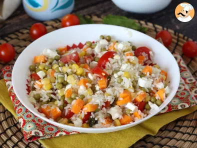 Ensalada de arroz vegetariana: maíz, queso feta, zanahorias, guisantes, tomate y menta - foto 5