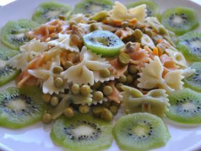 Ensalada de pasta, kiwi y guisantes
