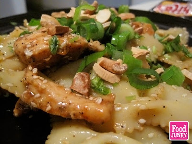 Ensalada de pasta y pollo con aderezo ajonjolí