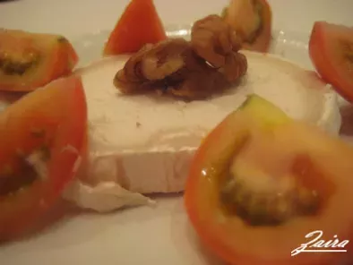 Ensalada de queso de cabra con tomate y nueces