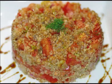 Ensalada de quinoa, cebolleta, tomate y eneldo