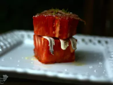 Ensalada de tomate de Barbastro, anchoas y boquerones