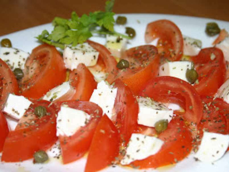Ensalada de tomate y mozzarela con alcaparras, albahaca y orégano