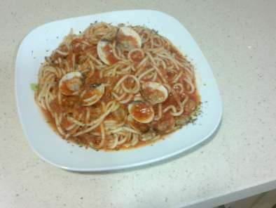 Espaguetis con almejas en salsa muy sabrosa