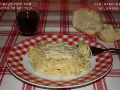 Espaguetis con pesto de borraja