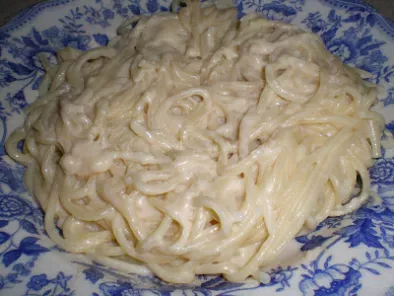 Espaguetis con salsa de queso azul vegano