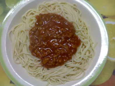 Espaguetis con salsa de tomate y carne picada