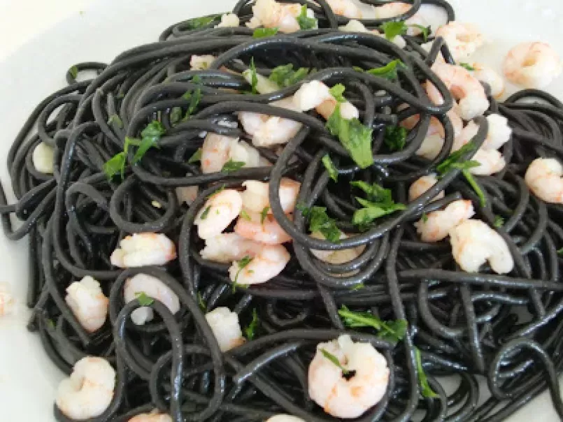Espaguetis negros con gambas al ajillo - foto 2