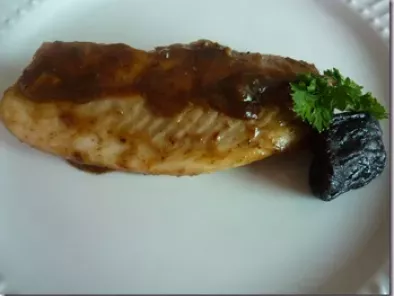 Filete de pescado en salsa de ciruela
