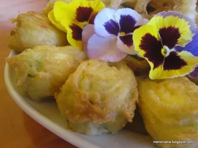 Flores de calabacín rellenas en tempura - foto 2