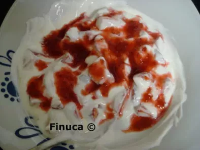 Fresones con yogur griego y mermelada
