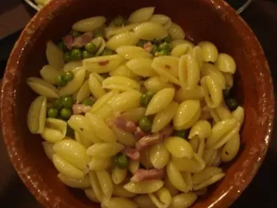 Gnocchetti sardi con Piselli e Beicon (Pasta con guisantes y beicon)