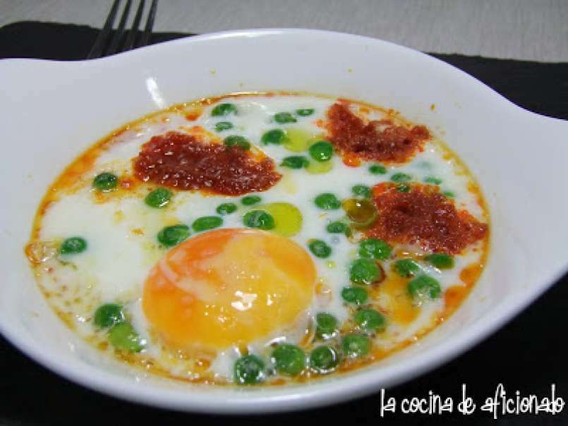 Huevos al plato con guisantes y sobrasada de Santi Santamaría - foto 2