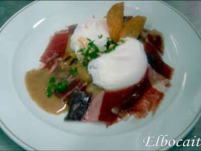 Huevos escalfados, sobre patatas encebolladas y jamón de bellota (Emilio Almagro)