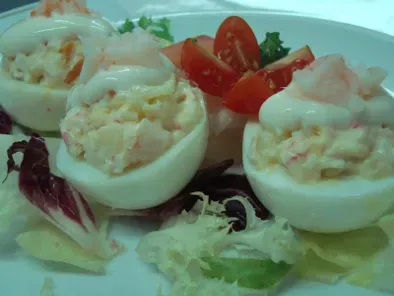 Huevos relleno de marisco y alioli (Jesús Romero)