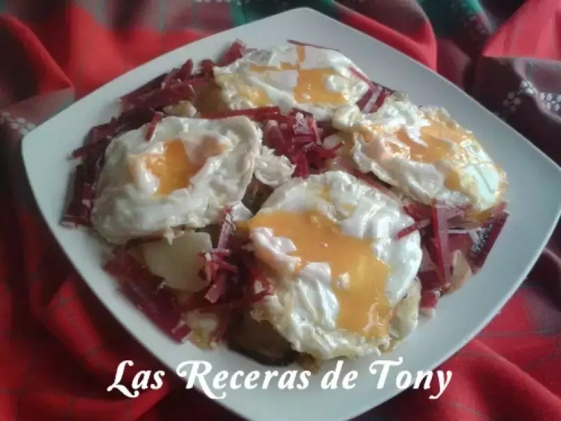 Huevos rotos con patatas a lo pobre y virutas de jamon Serrano - foto 3