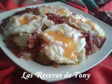 Huevos rotos con patatas a lo pobre y virutas de jamon Serrano - foto 2