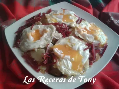 Huevos rotos con patatas a lo pobre y virutas de jamon Serrano - foto 3