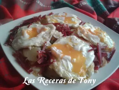 Huevos rotos con patatas a lo pobre y virutas de jamon Serrano - foto 4