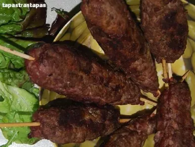 Kebabs de albóndigas de cerdo a la plancha con pistachos y ensalada