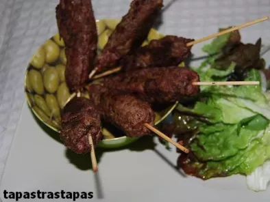 Kebabs de albóndigas de cerdo a la plancha con pistachos y ensalada - foto 2