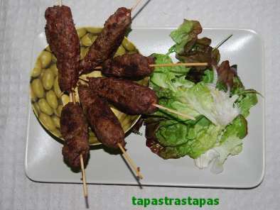 Kebabs de albóndigas de cerdo a la plancha con pistachos y ensalada - foto 3