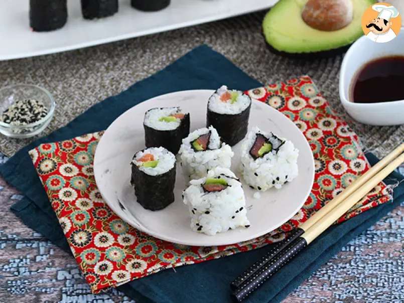 Makis de salmón ahumado y aguacate. Sushi