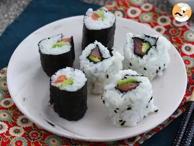 Makis de salmón ahumado y aguacate. Sushi - foto 4
