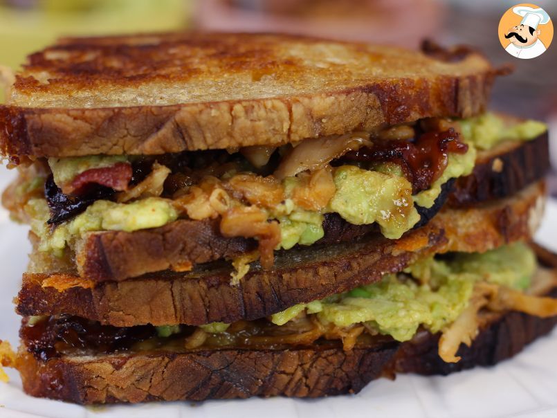 Maxi sándwich de queso estilo americano: pollo, guacamole y bacon - foto 3