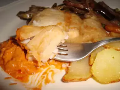Merluza rebozada con guarnición de patatas, hortalizas y salsa romesco - foto 3