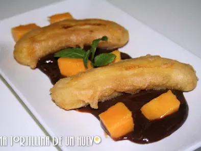 Mini plátanos en tempura con toffe de chocolate y mango - foto 2