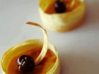 Mini tartas de mascarpone, ricotta y cerezas en anillos de strudel