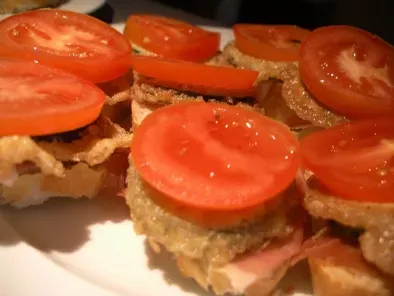 Montadito de jamón, calabacín y tomate