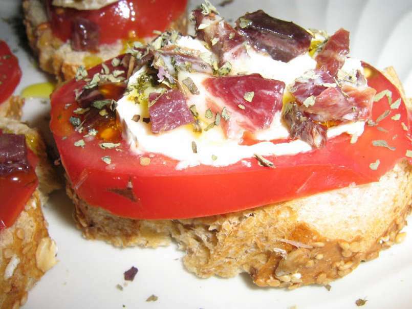 Montaditos rápidos de tomate, jamón y queso - foto 2