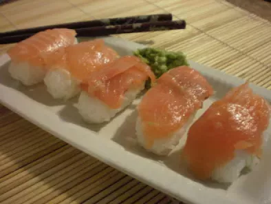 Nigiri sushi de salmón ahumado