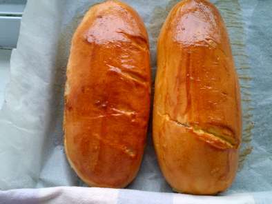 Pan artesano relleno con jamón, mozzarela y aceitunas verdes. - foto 2