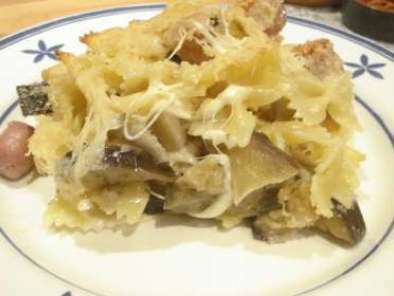 Pasta Farfalle con berenjenas y mozzarella al horno