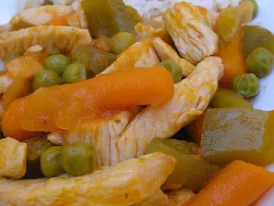Pechuga de pollo en salsa con verduras