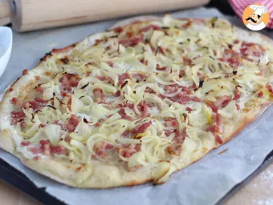 Pizza carbonara con bacon y cebolla