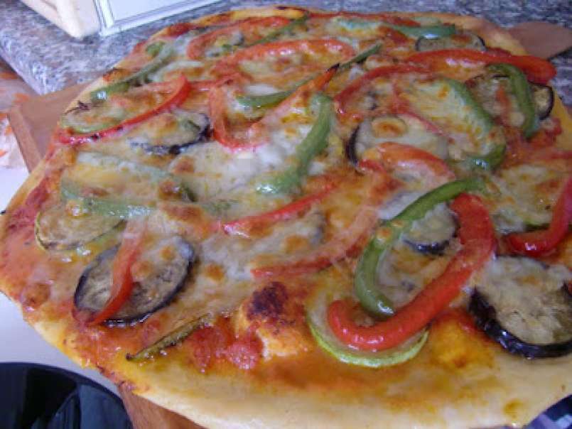 Pizza con verduras salteadas