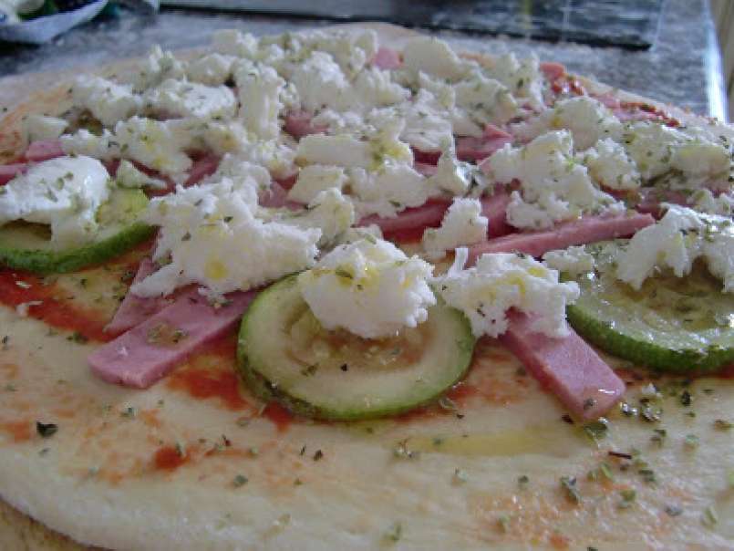 Pizza de calabacín y mortadela - foto 4