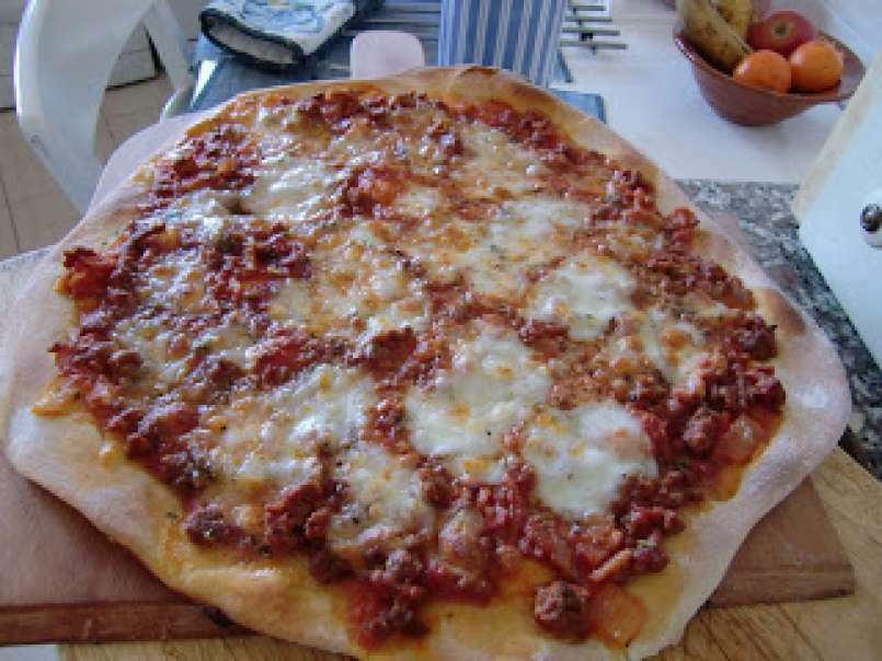 Pizza de harina de garbanzos con salsa boloñesa
