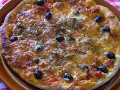 Pizza de jamón serrano, olivas negras y mozzarella