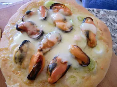 Pizza de mejillones y puerros