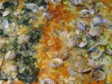 Pizza dos estaciones de verduras con pescado y marisco