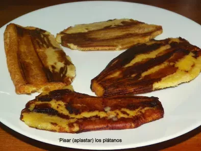 Plátano macho verde frito (tostón, patacón) con carne picada y pollo. - foto 3