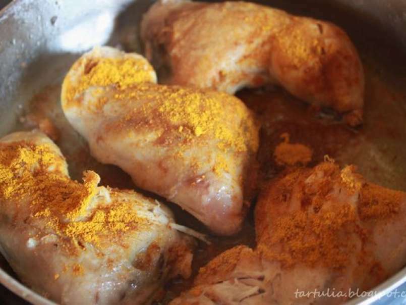 Pollo al curry con guarnicion de frutas