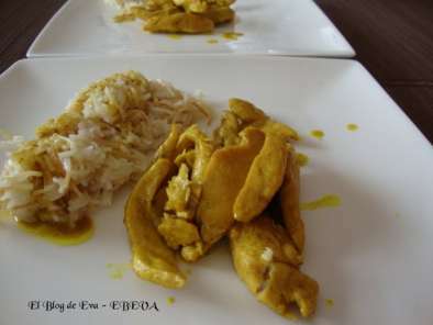 Pollo con curry y leche de coco acompañado de arroz con fideos